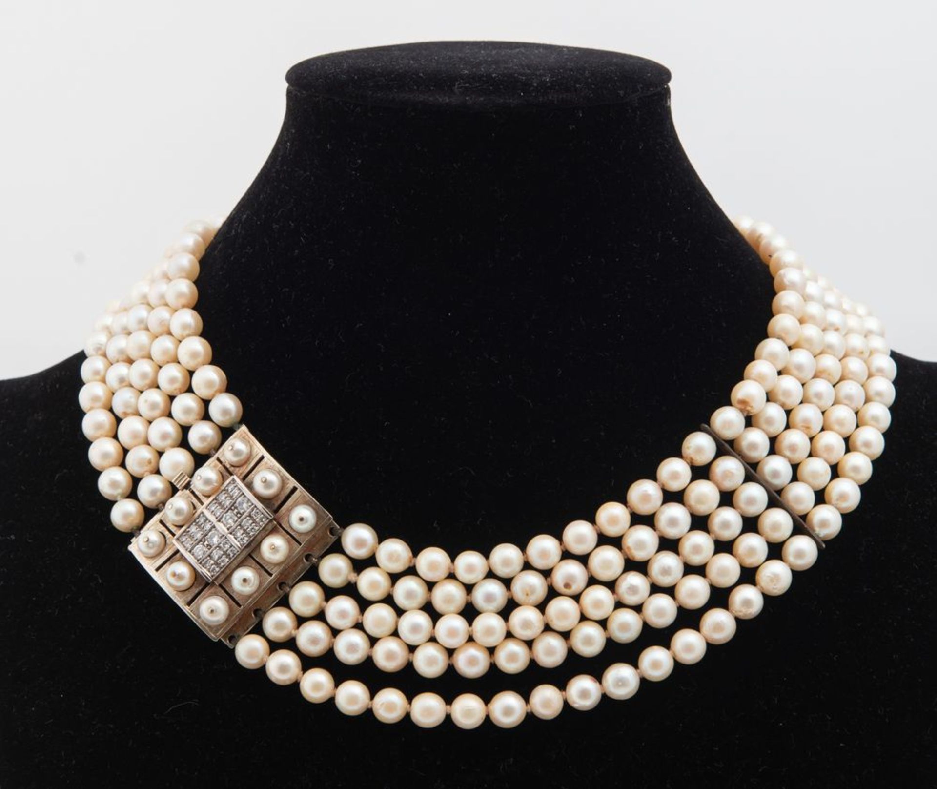 COLLANA DI PERLE a cinque fili di perle coltivate crema (7mm diametro, portano segni di invecchiamen