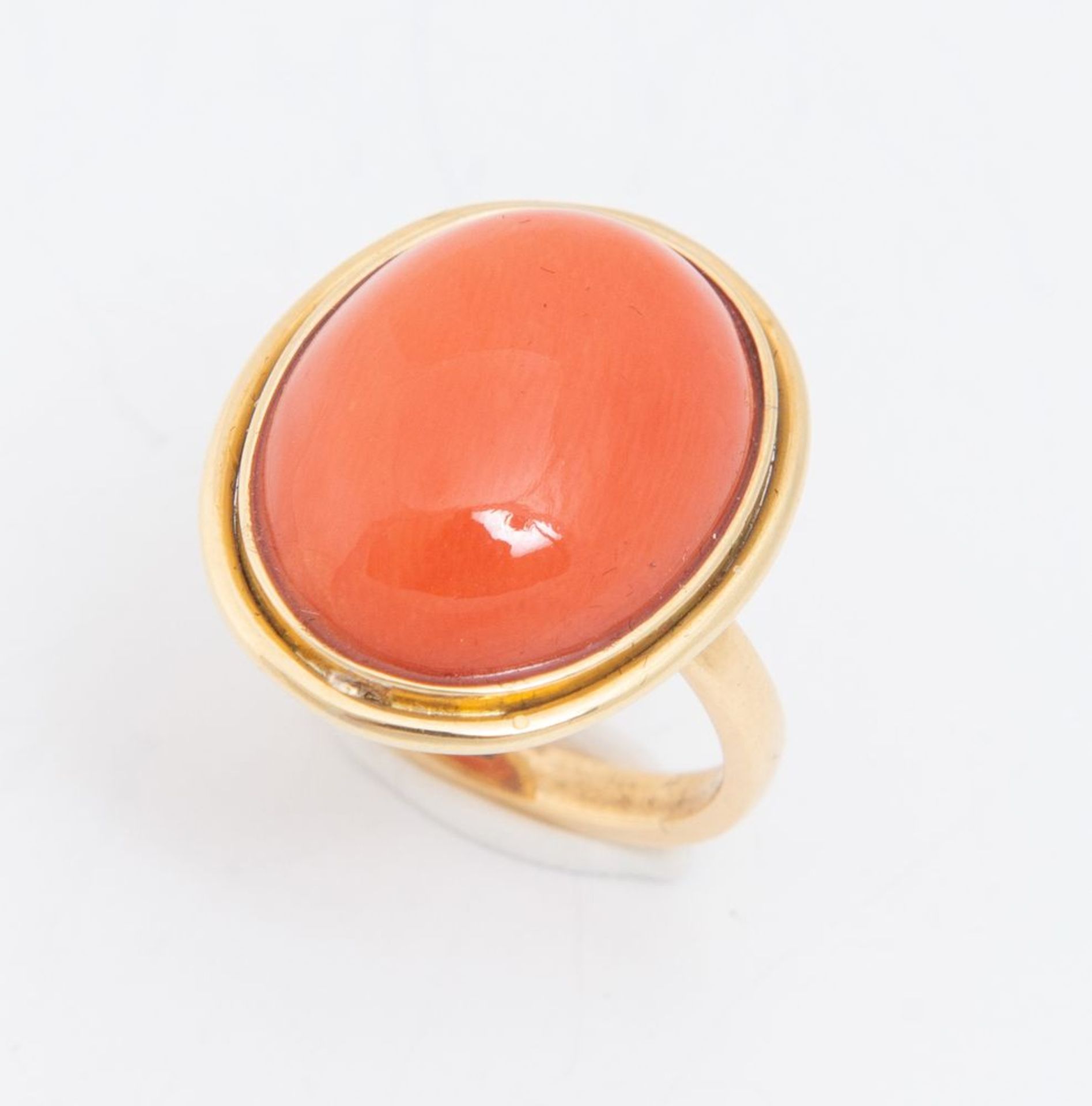 ANELLO IN ORO GIALLO E CORALLO. Realizzato con cabochon ovale in corallo rosso legato in oro giallo. - Image 2 of 4