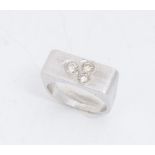 ANELLO IN ORO BIANCO E DIAMANTI Realizzato come una fascia di gusto geometrico, con finitura satinat