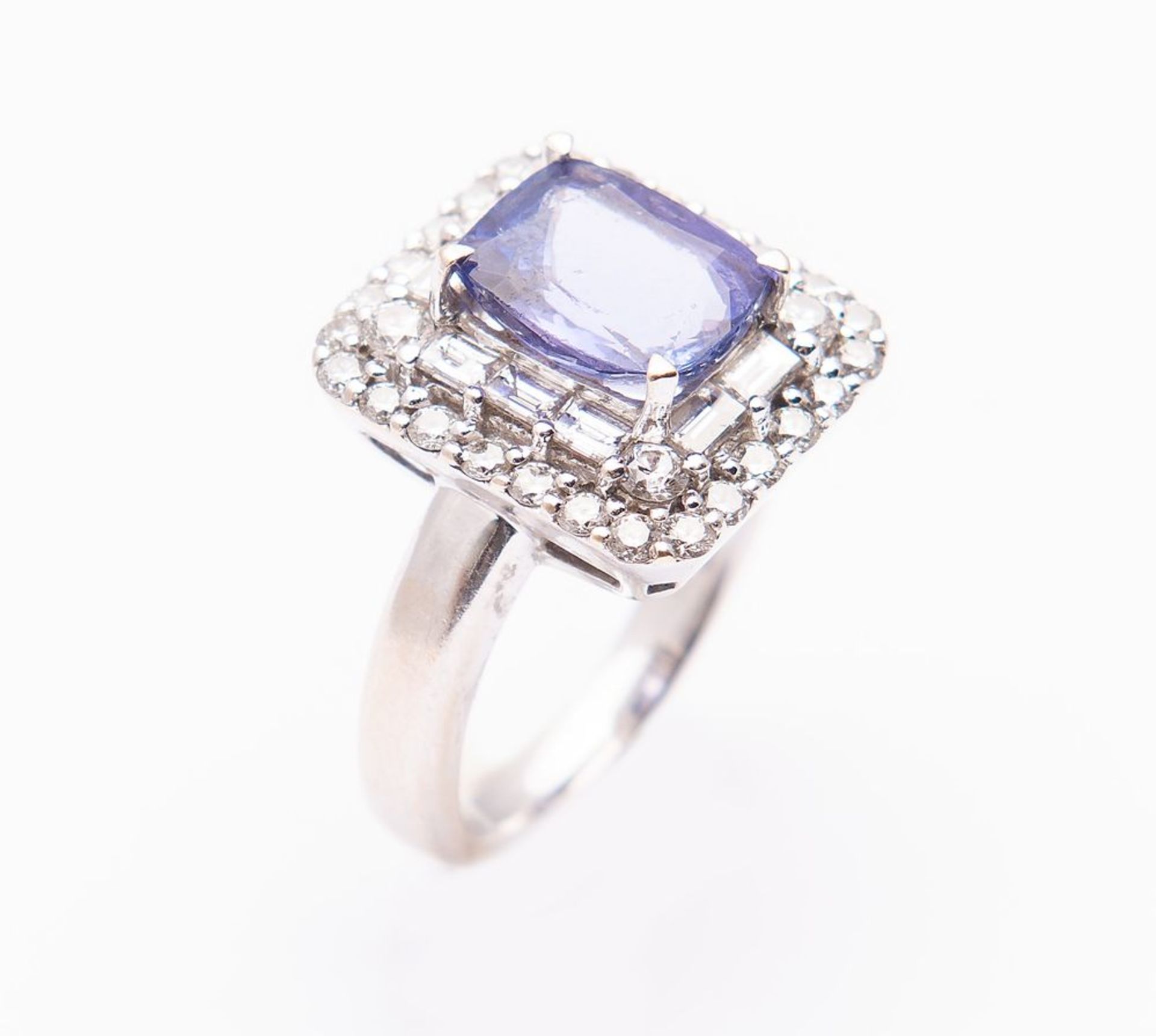 ANELLO IN ORO BIANCO, TANZANITE E DIAMANTI. Realizzato con tanzanite sfaccettata posta entro doppia  - Bild 3 aus 4