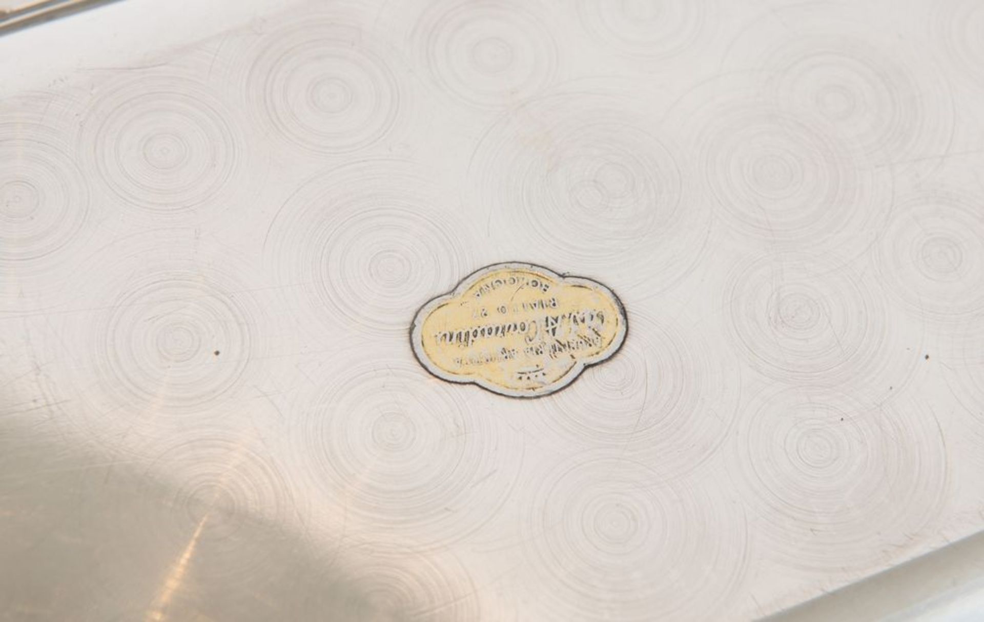 BRUNO ZARAMELLA, Padova, XX secolo. Vassoio in argento 800 con catena. Sotto la base reca punzoni: 8 - Bild 4 aus 4