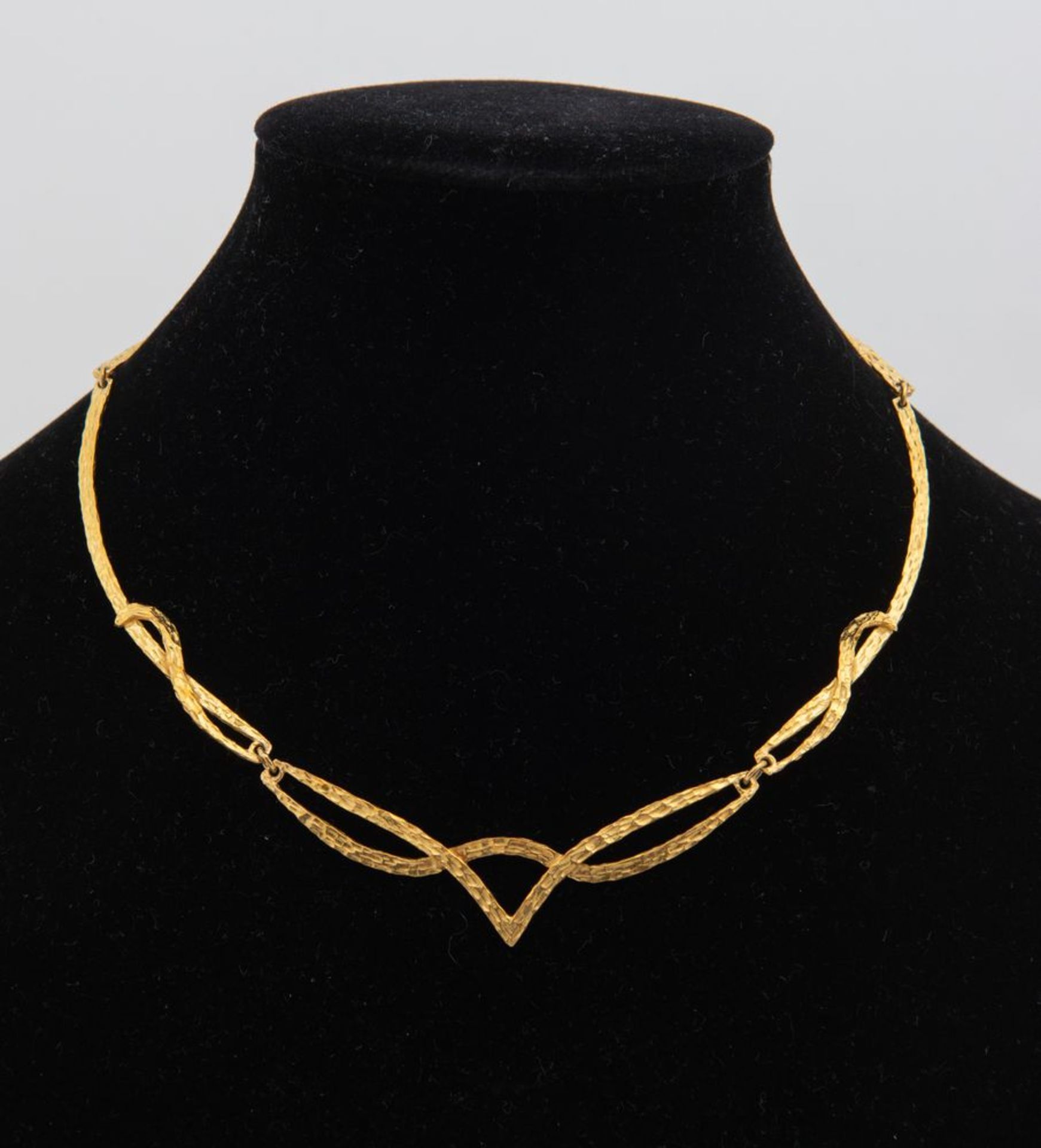 COLLANA IN ORO GIALLO. Realizzata come un collier semirigido in oro cesellato. Peso complessivo: 25, - Bild 2 aus 2