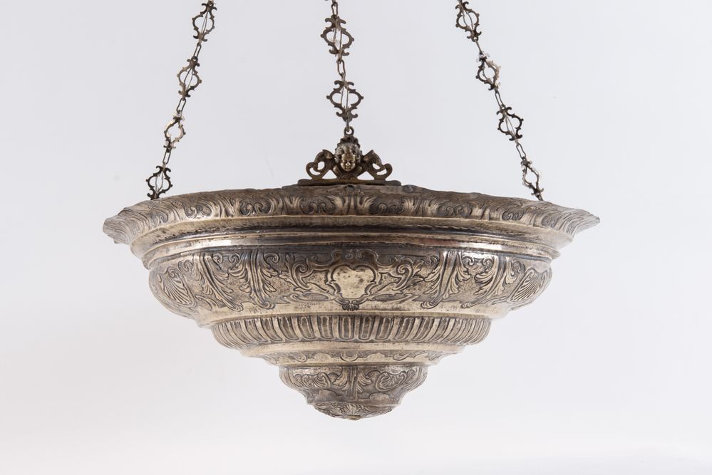 Italia, metà del XVIII secolo. Lampada votiva in argento. Reca punzoni sul bordo superiore: SM e ste