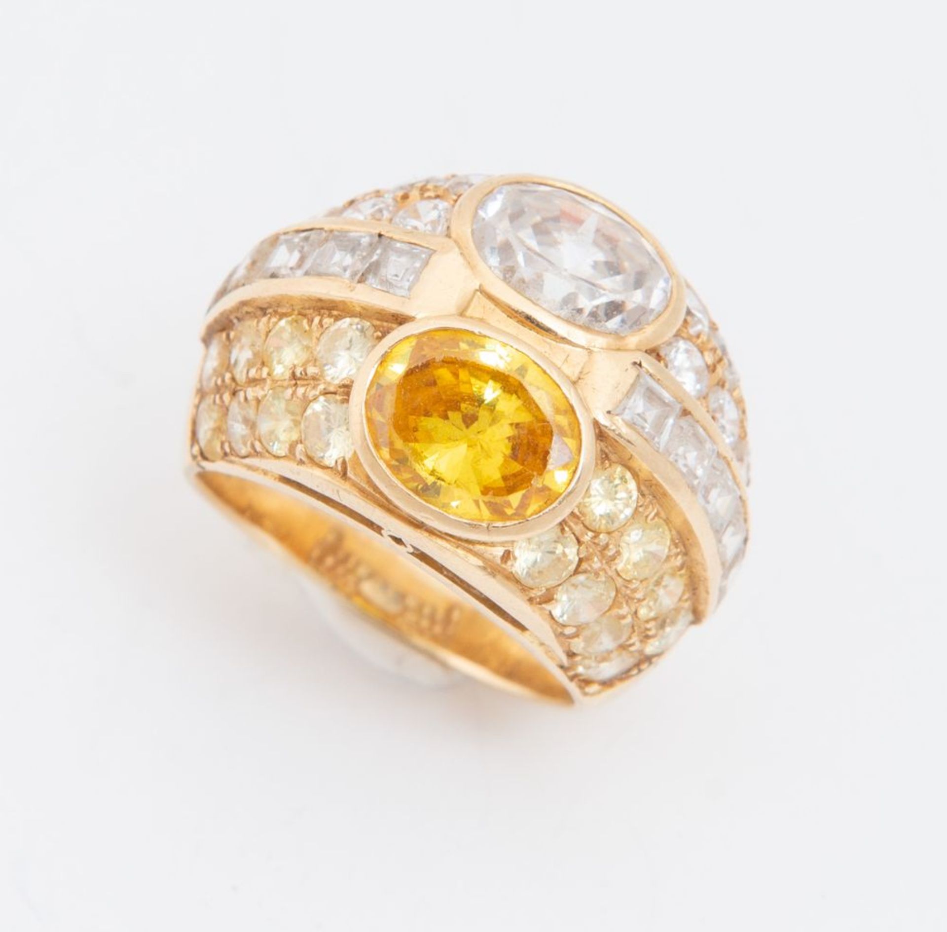 ANELLO IN ORO. Realizzato come una fascia larga decorata con gemme ad imitazioni di diamante. Peso c - Bild 3 aus 3