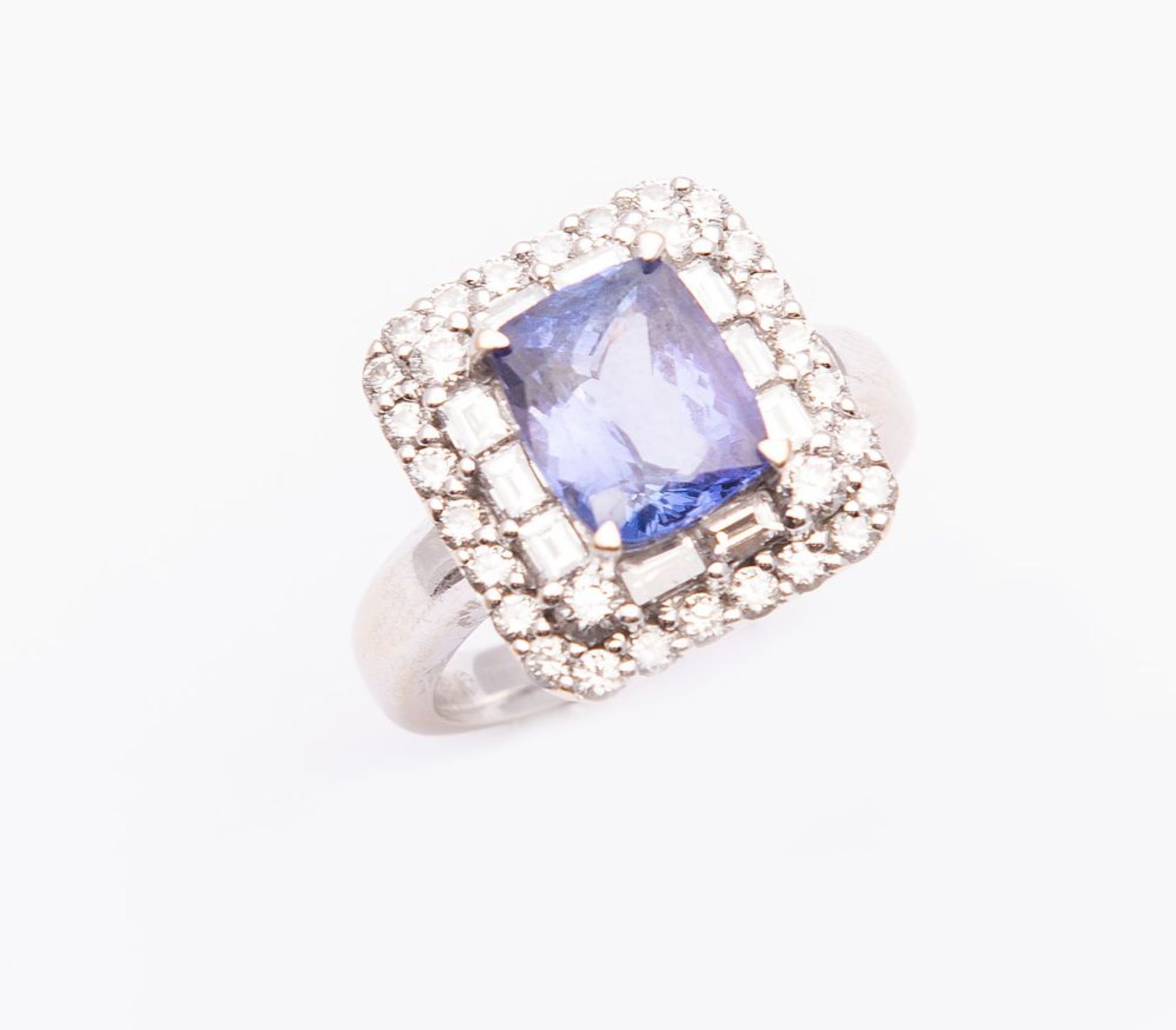 ANELLO IN ORO BIANCO, TANZANITE E DIAMANTI. Realizzato con tanzanite sfaccettata posta entro doppia - Image 4 of 4