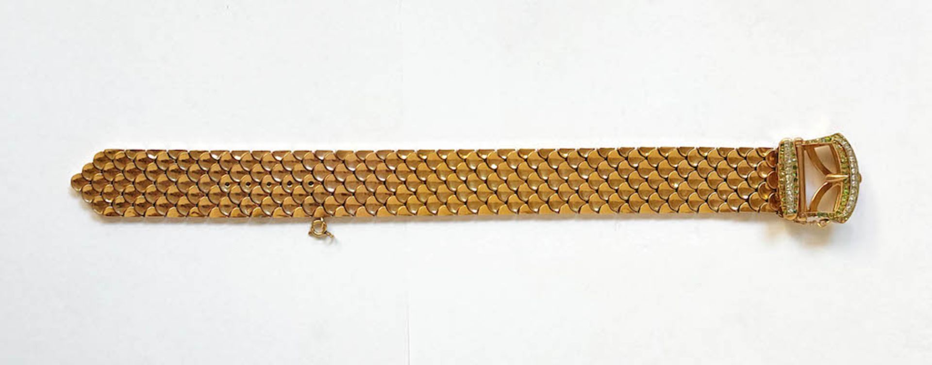 BRACCIALE IN ORO. Realizzato come un nastro lavorato a maglie con motivi geometrici, fibbia decorata - Bild 2 aus 5