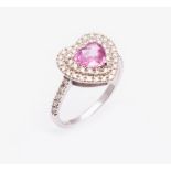 ANELLO IN ORO BIANCO, DIAMANTI E ZAFFIRO ROSA. Realizzato con cuore in zaffiro rosa (ct 1,11 circa)