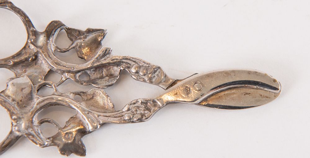 MANIFATTURA CESA, Alessandria, XX secolo. Coppia di forbici in argento lavorato. Recano punzoni: 800 - Image 3 of 4