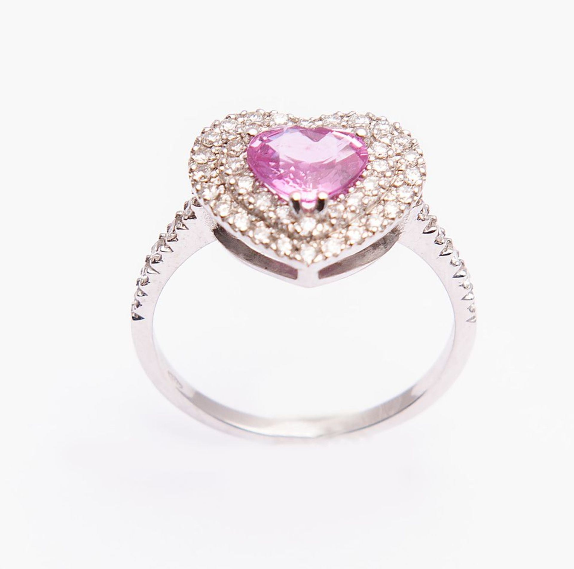 ANELLO IN ORO BIANCO, DIAMANTI E ZAFFIRO ROSA. Realizzato con cuore in zaffiro rosa (ct 1,11 circa) - Image 3 of 3