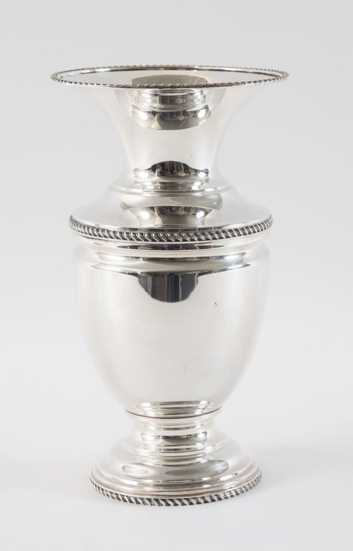 TIFFANY&Co., New York. Vaso in argento 925. Sotto la base reca punzoni: Tiffany&co., Sterling e casa