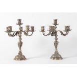 COPPIA DI CANDELABRI in argento 800. Sul bordo inferiore recano punzoni parzialmente visibili: 800,