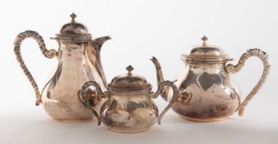 VERCELLI, XX secolo. Servizio da tè composto da tre elementi: teiera, caffettiera e zuccheriera. Sot