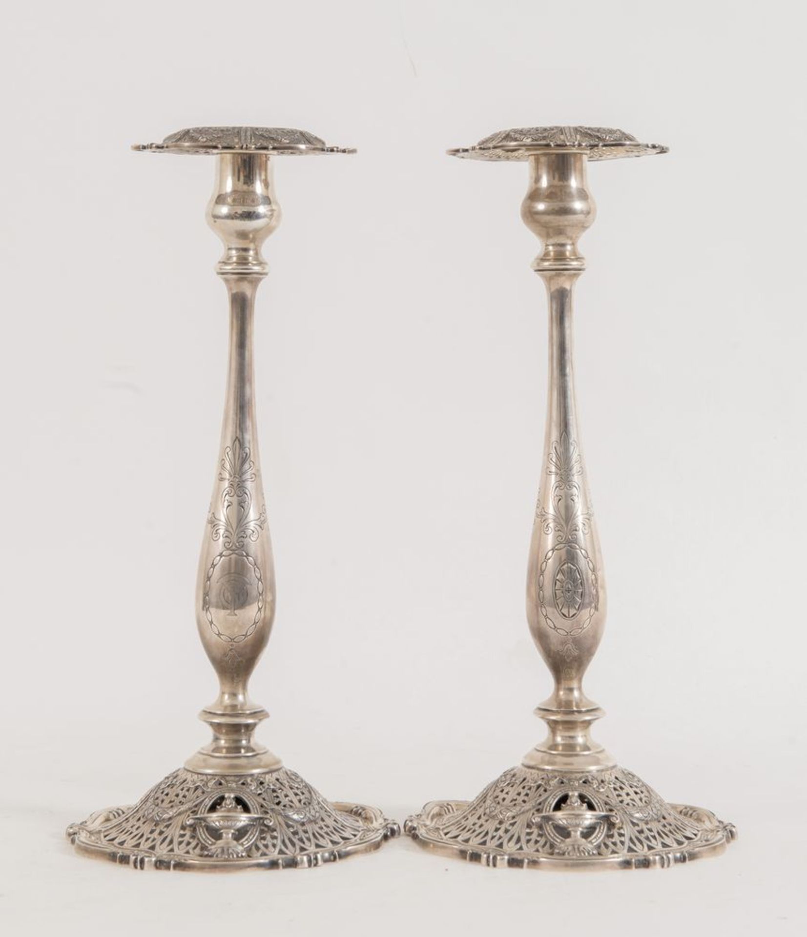 COPPIA DI CANDELABRI IN ARG. STERLING. Sotto la base reca punzoni: Shrev&Cc Sterling San Francisco. 