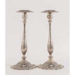 COPPIA DI CANDELABRI IN ARG. STERLING. Sotto la base reca punzoni: Shrev&Cc Sterling San Francisco.