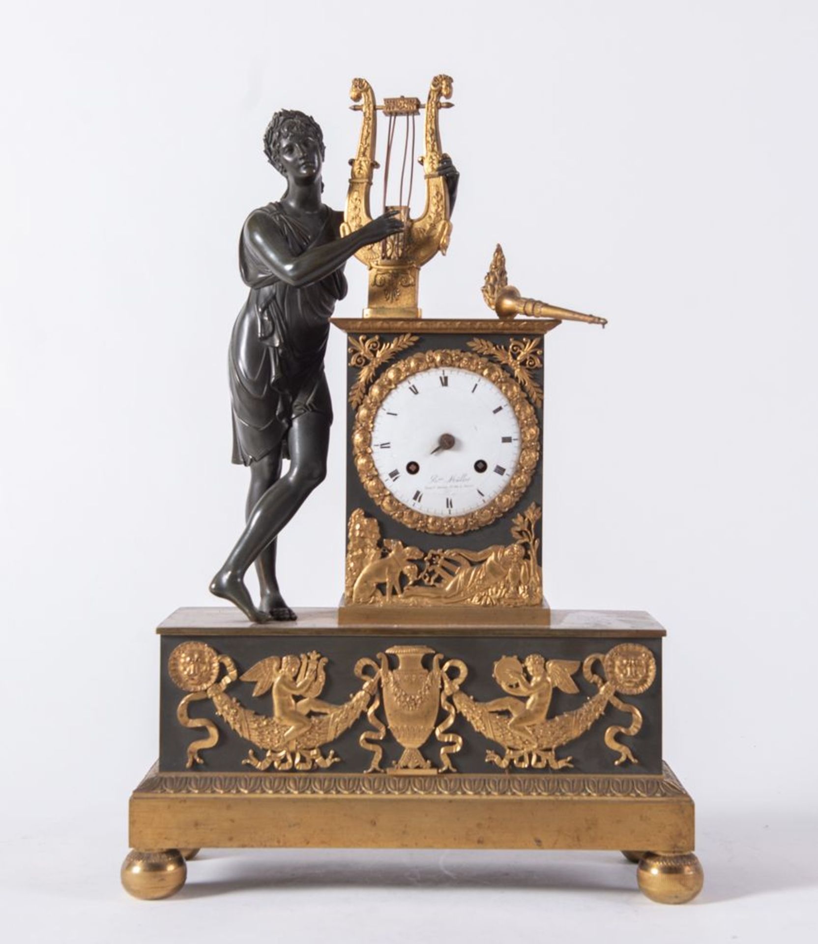 OROLOGIO in bronzo dorato con allegoria della Musica. Prima metà del XIX secolo. Reca firma sul quad