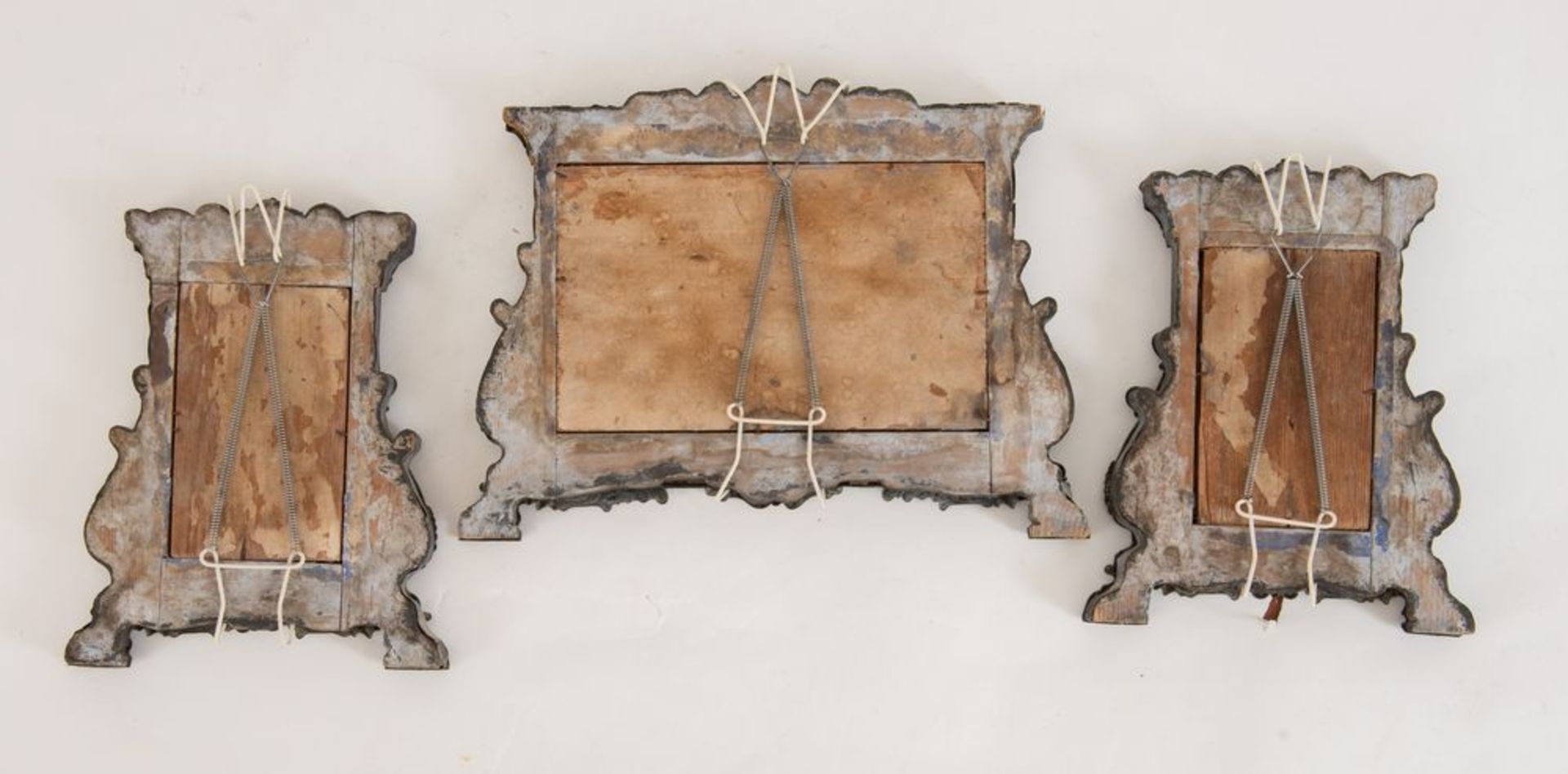 TRITTICO di cartaglorie in lamierino sbalzato e argentato. Fine del XIX secolo. Rispettivamente di c - Bild 3 aus 4