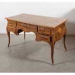 TAVOLO SCRIVANIA. Realizzato ad imitazione di una scrivania napoletana di metà XVIII secolo. Lastron