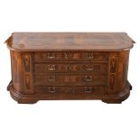 GRANDE CREDENZA A CASSETTI con ante e cassetti laterali e quattro cassetti sul fronte. Di forma ston