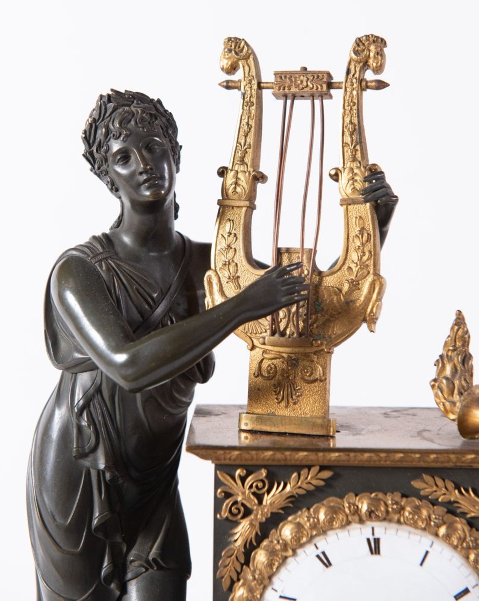 OROLOGIO in bronzo dorato con allegoria della Musica. Prima metà del XIX secolo. Reca firma sul quad - Image 3 of 14