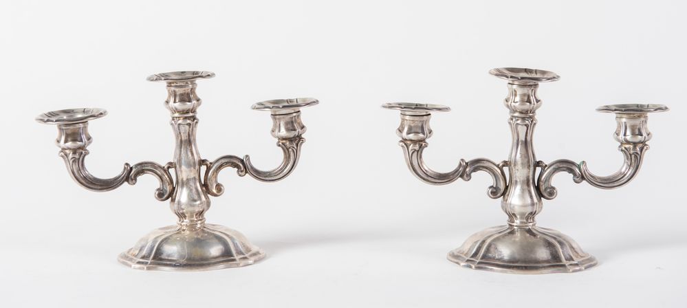 COPPIA DI CANDELABRI in argento 800. Sui vari elementi recano punzoni 800 e losanga locativa vercell