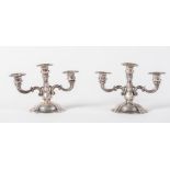 COPPIA DI CANDELABRI in argento 800. Sui vari elementi recano punzoni 800 e losanga locativa vercell