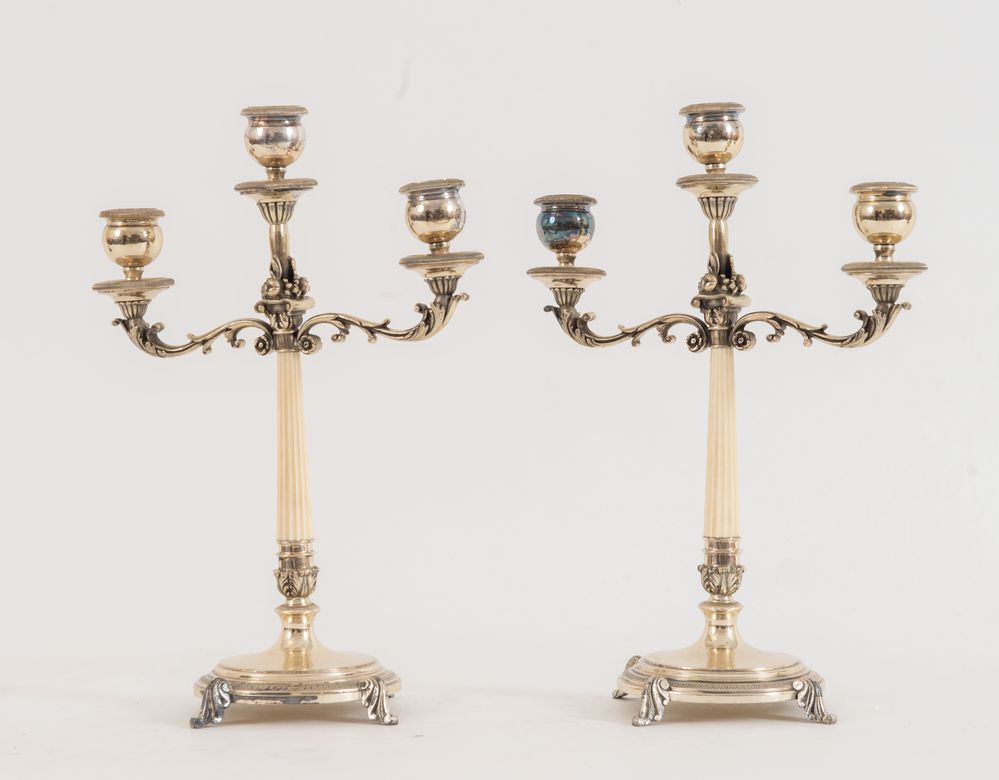 PERUGGIA & C., Alessandria, XX secolo. Coppia di candelabri di pregiata fattura italiana in argento - Image 4 of 8