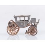 Carrozza in argento e metallo dorato. Sotto la base reca punzoni. Cm 5,2x8,5x3. Peso tot:105 gr