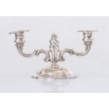 Italia, XX secolo. Candelabro in argento 800 a doppio braccio. Sotto la base reca punzoni: 800 e