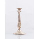 Candelabro in argento 800. Sotto la base reca punzoni: 800 e losanga locativa. Cm 20x Ø10,4. Peso