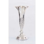 Argentiere inglese, Birmingham, 1901. Vaso in argento 925. Reca punzoni: ancora, leone passant e