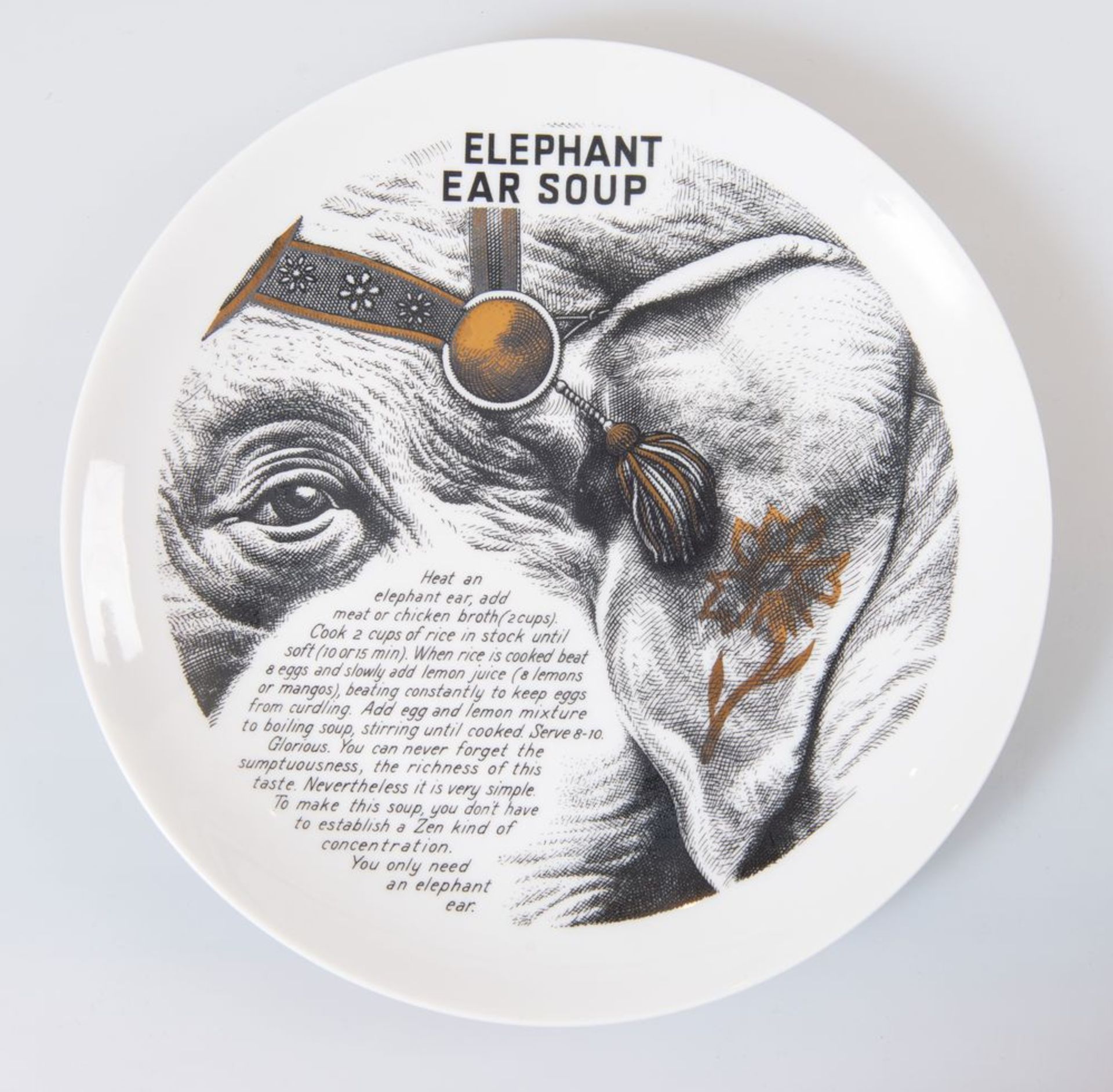 PIERO FORNASETTI Un piatto in ceramica con inserti in oro 14kt della serie ''Fleming Joffe ltd.''