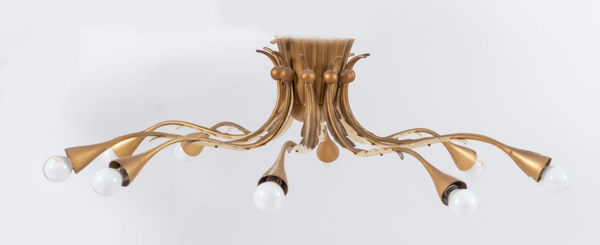 Lampada da soffitto con dieci luci in metallo e rifiniture in ottone. Prod. italia, 1960 ca. Cm