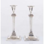 Argentiere TD, Sheffield, Inghilterra. Coppia di candelabri in argento 925. Reca punzoni: sigla