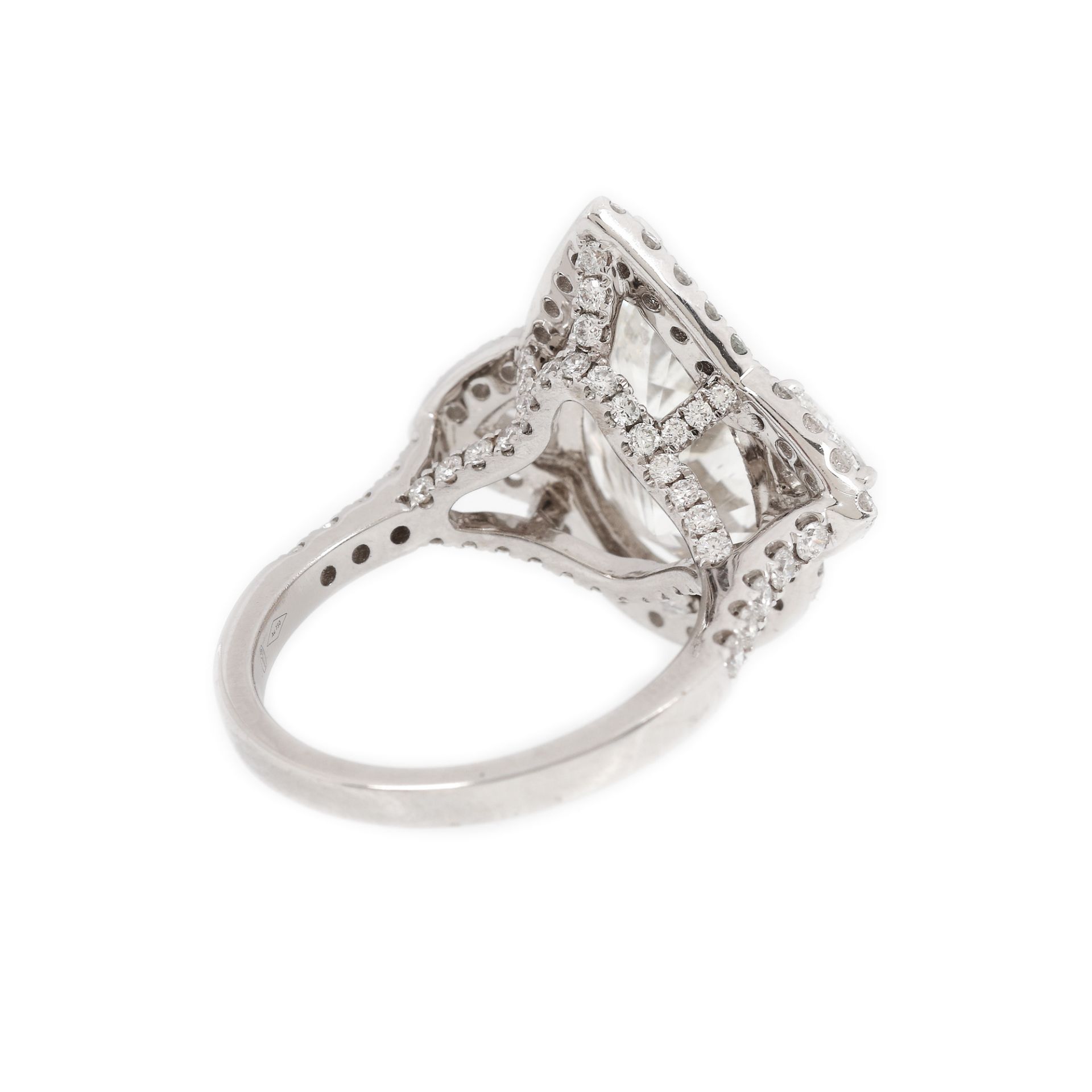 White gold ring, central pear shaped diamond, surrounded by trillion cut and brilliant diamonds - Image 3 of 4