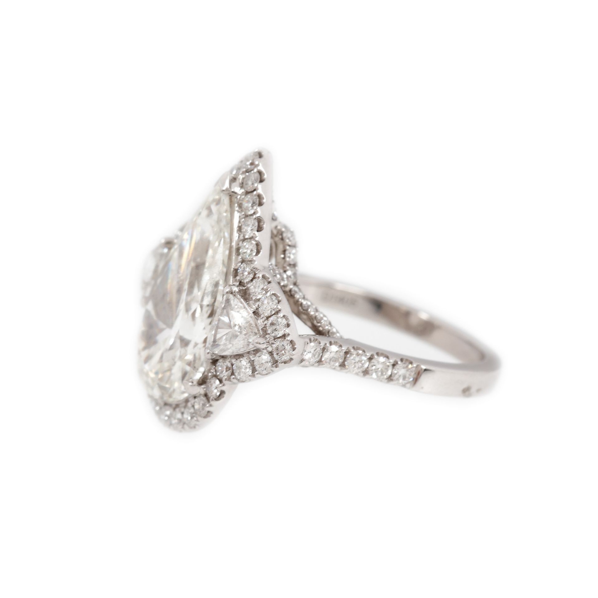 White gold ring, central pear shaped diamond, surrounded by trillion cut and brilliant diamonds - Image 2 of 4