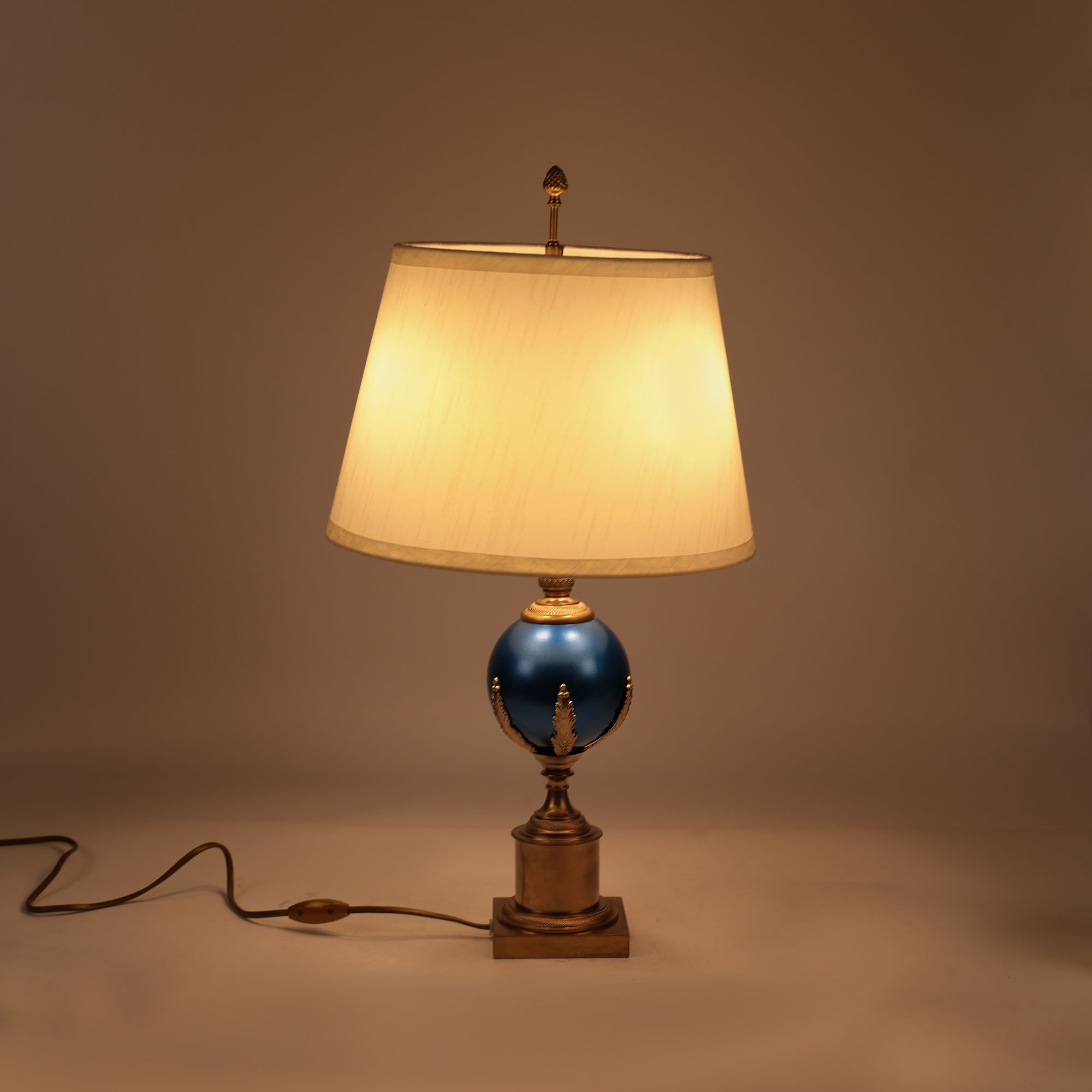 French workshop, Table lamp made by Maison Charles, gilded bronze, decorated with plant elements and - Image 2 of 5