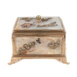 French workshop, Belle Époque box, for jewellery, alabaster and gilded bronze in three colours, deco