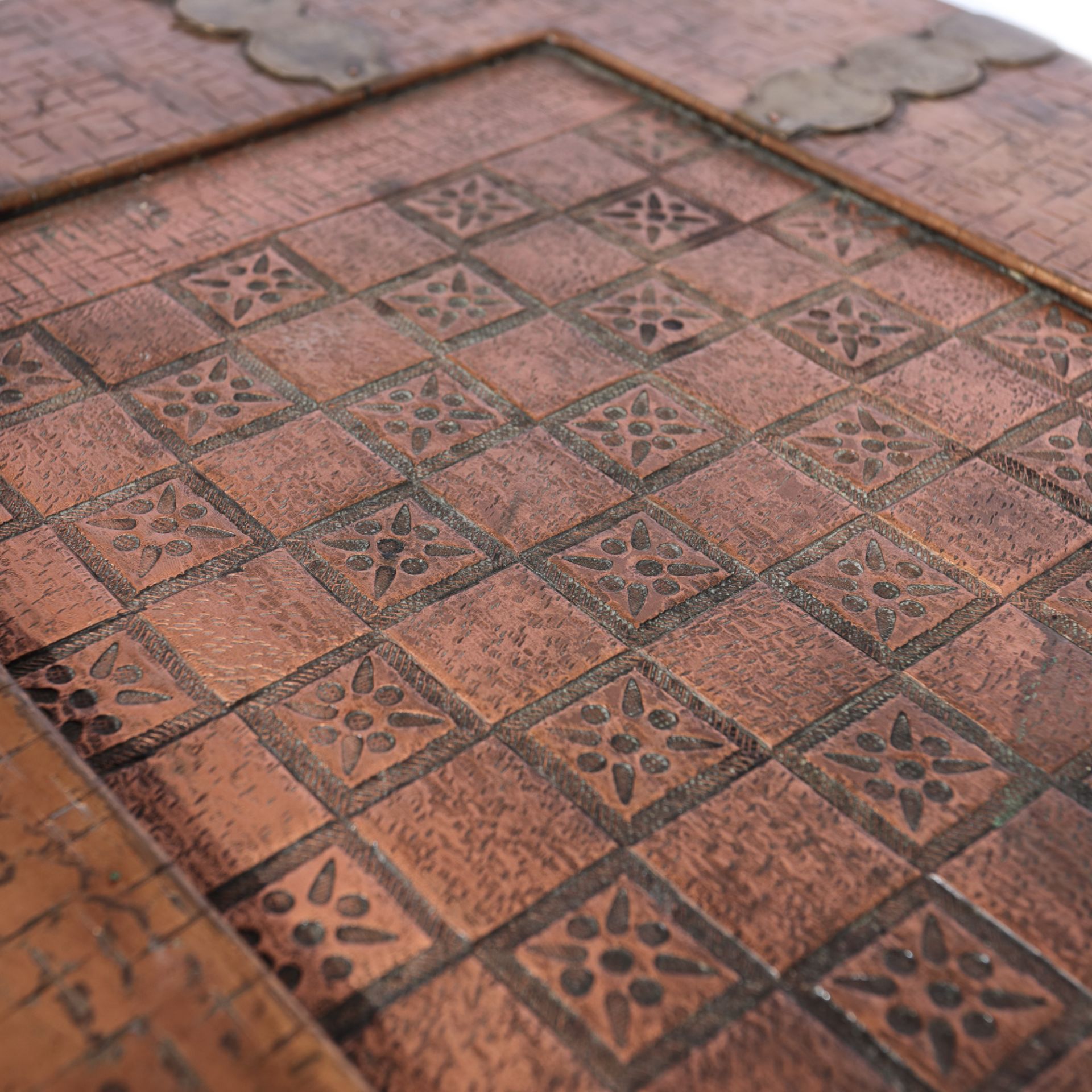 Copper and bronze chess table, with oriental decoration, possibly Morocco - Bild 4 aus 4