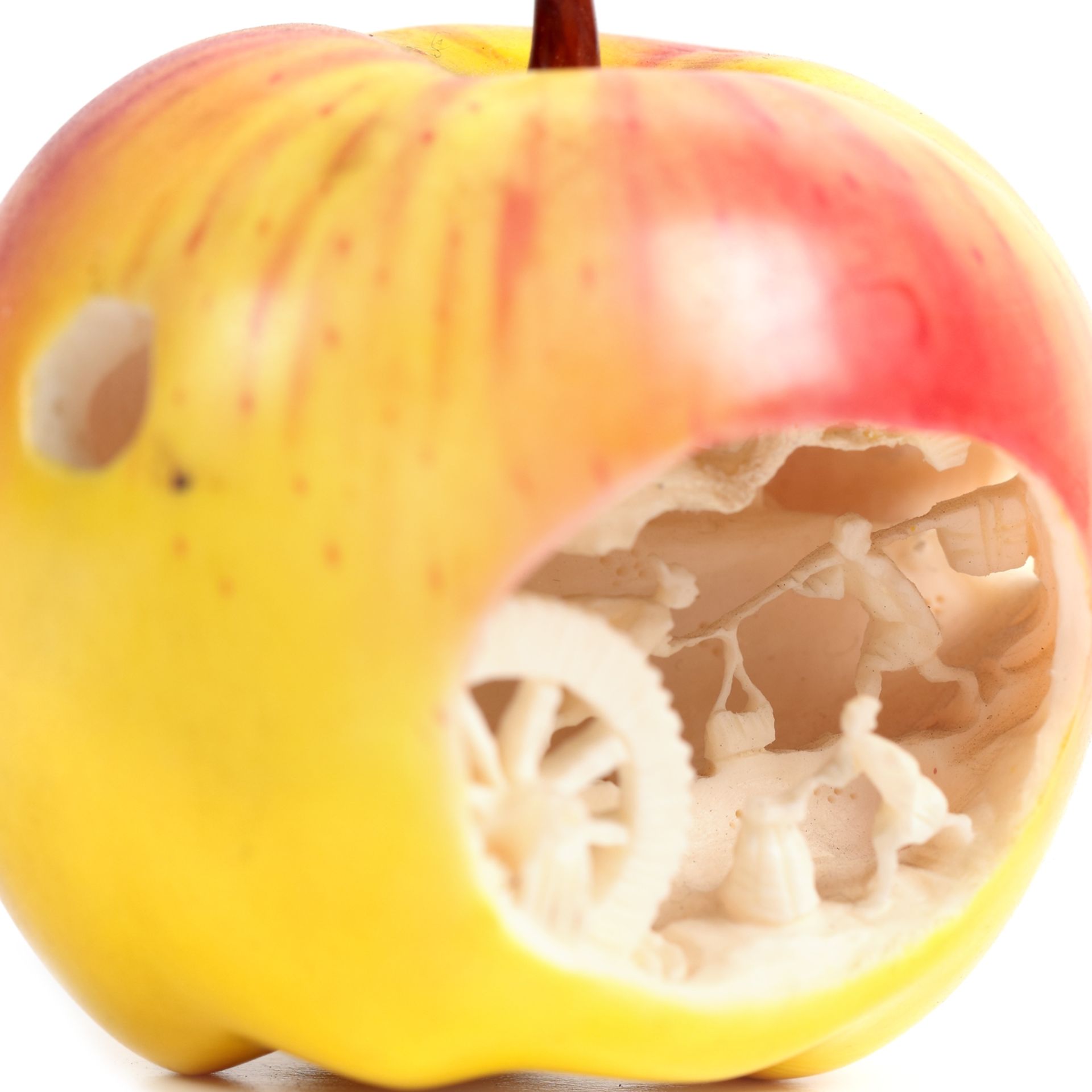 Miniature apple, carved and painted ivory, Republican period, China, approx. 1912-1949 - Image 3 of 5