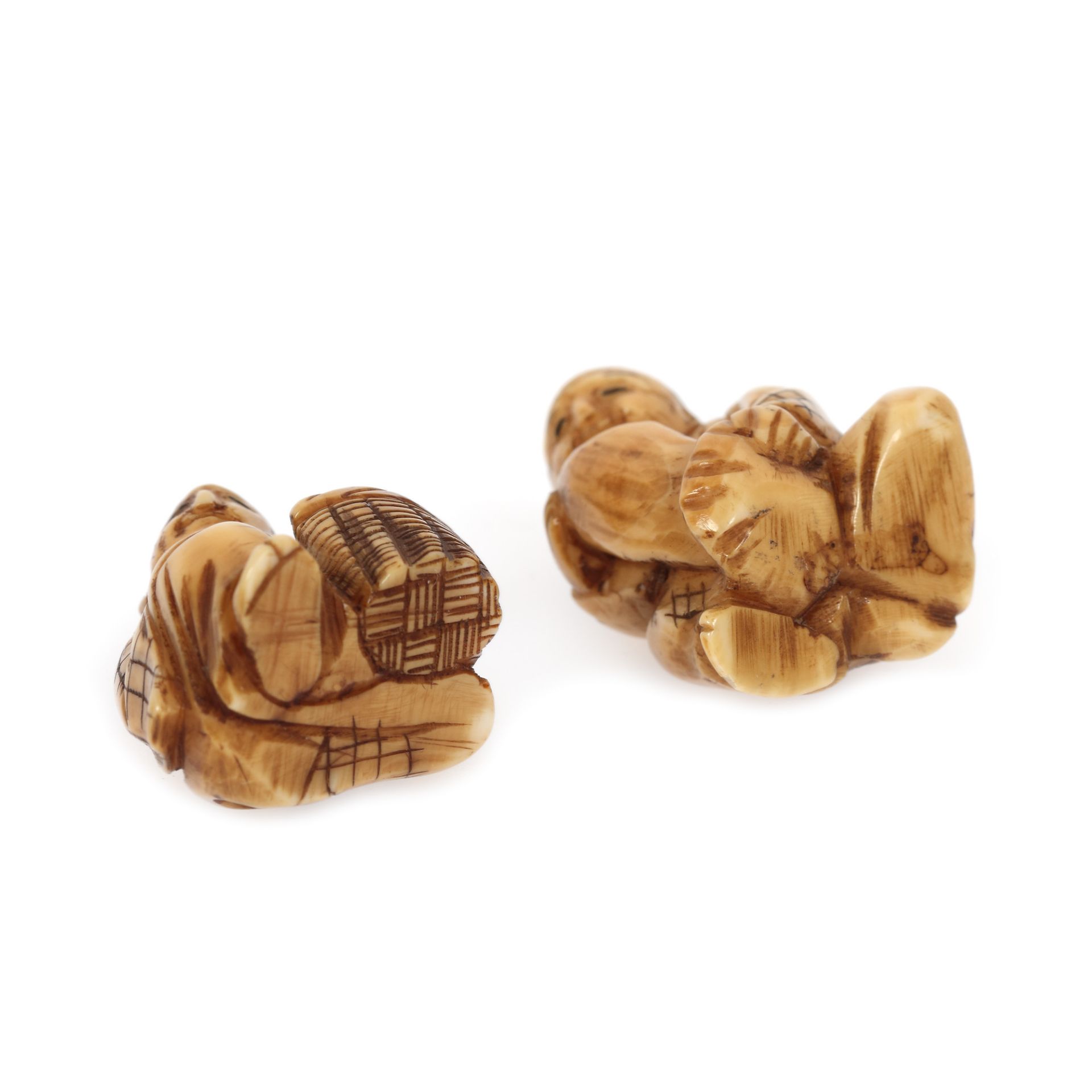 Pair of ivory netsuke, depicting two tormented men, Japan, late 19th century - Image 3 of 4
