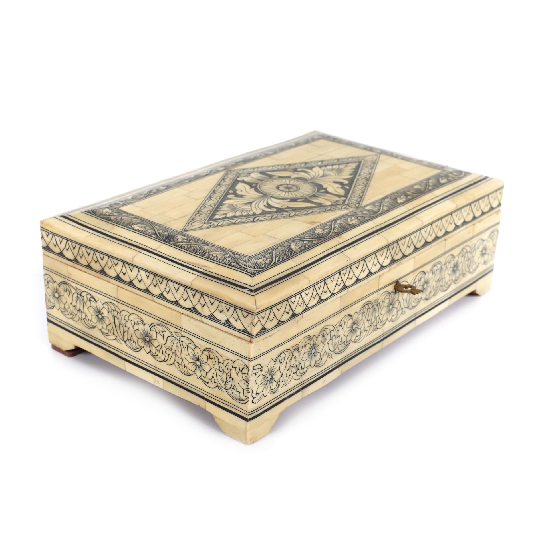 Wooden box with bone inlaying, decorated with rosette and floral motifs, possibly India - Image 4 of 4