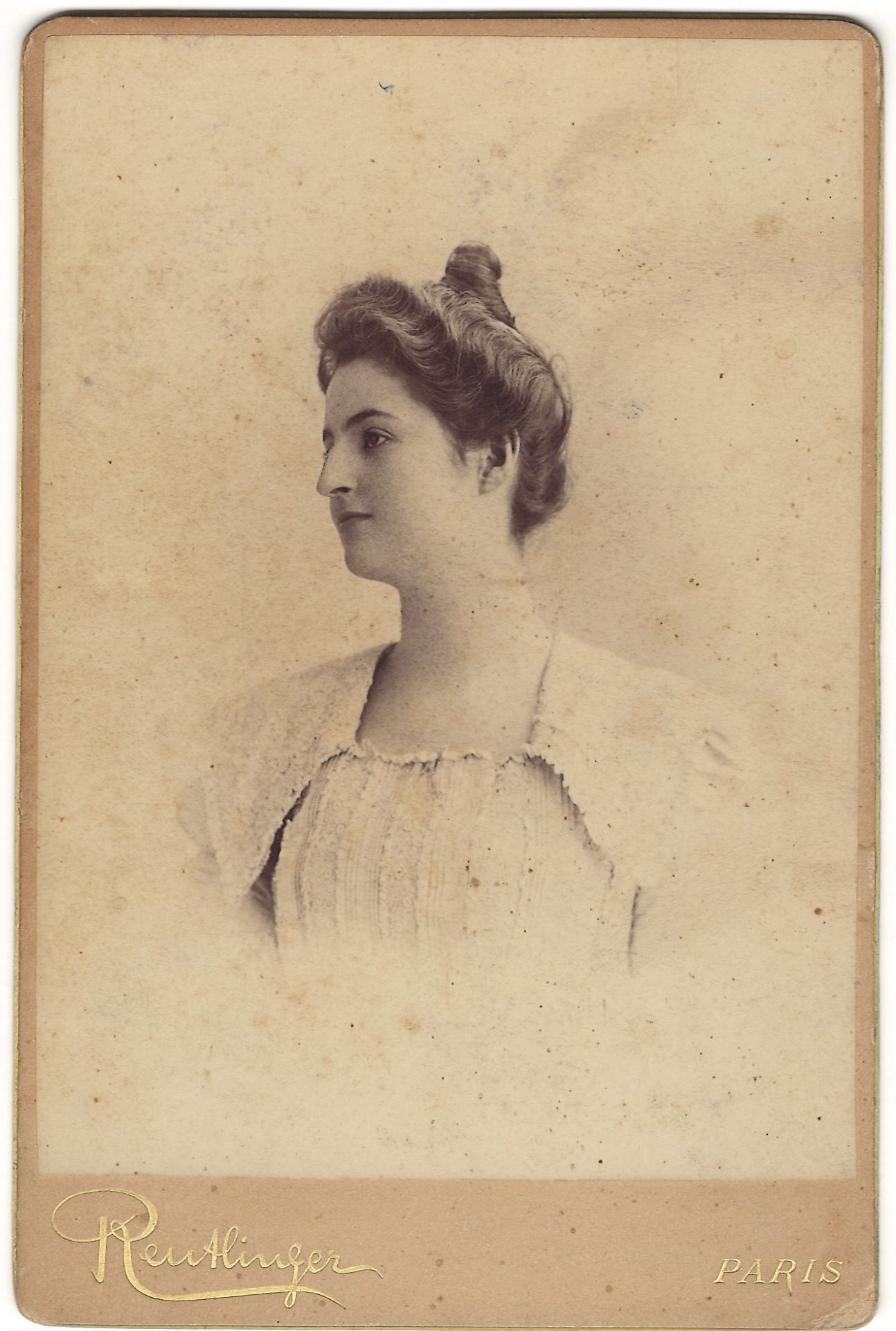 Reutlinger, K. Cabinet portrait of Marie-Louise Williams de Pfeffel. Photograph. Original print. [Ea