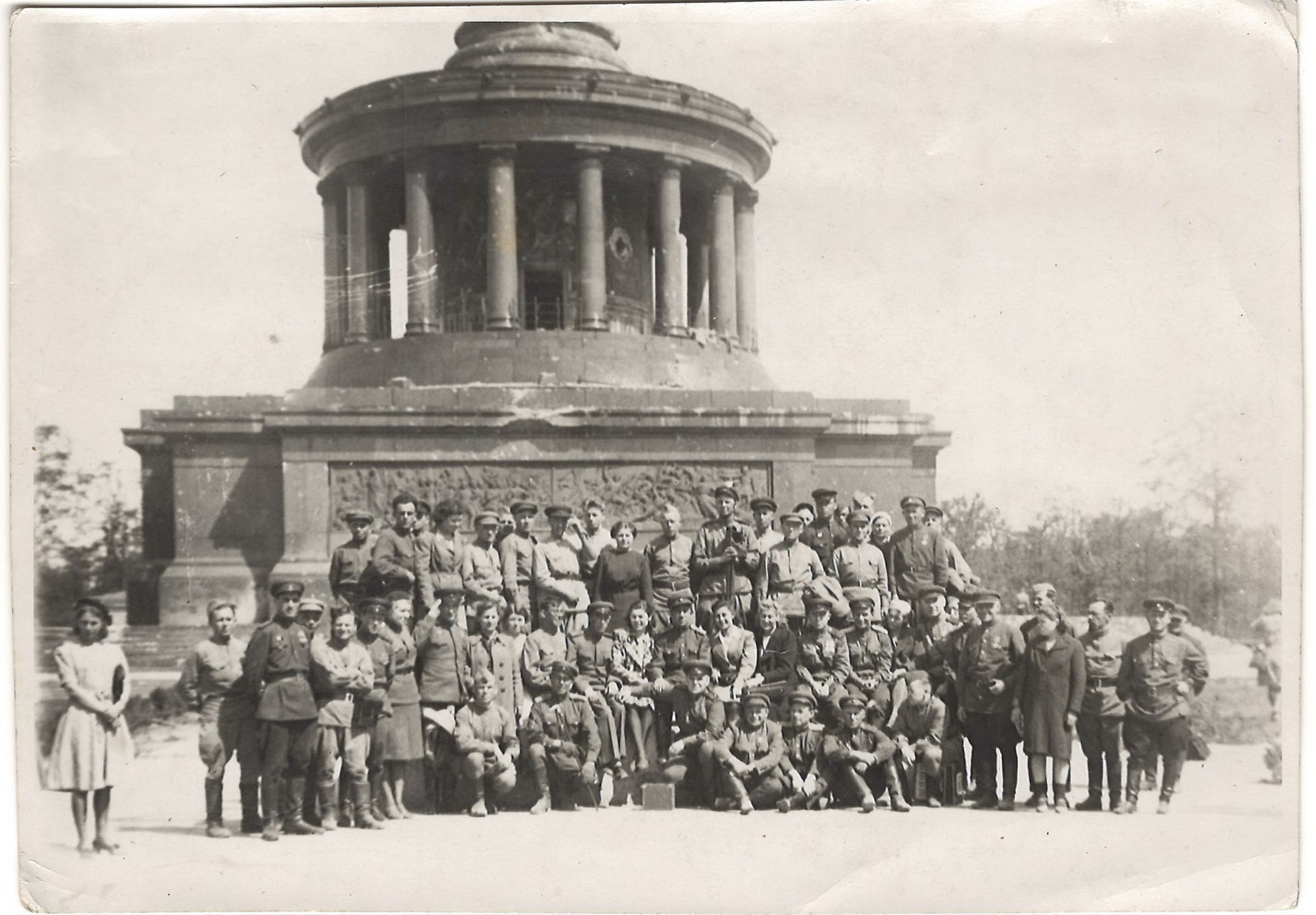 Group photograph. Berlin. 1945. <br>12,3x17,5 cm.