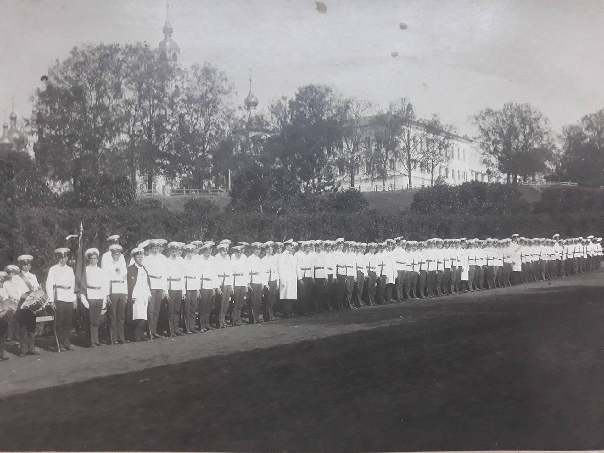 [Russian Empire. Romanov]. Photograph "Nikolay II of Russia and pupils of 2d gymnasia". 1913. 17,5x2