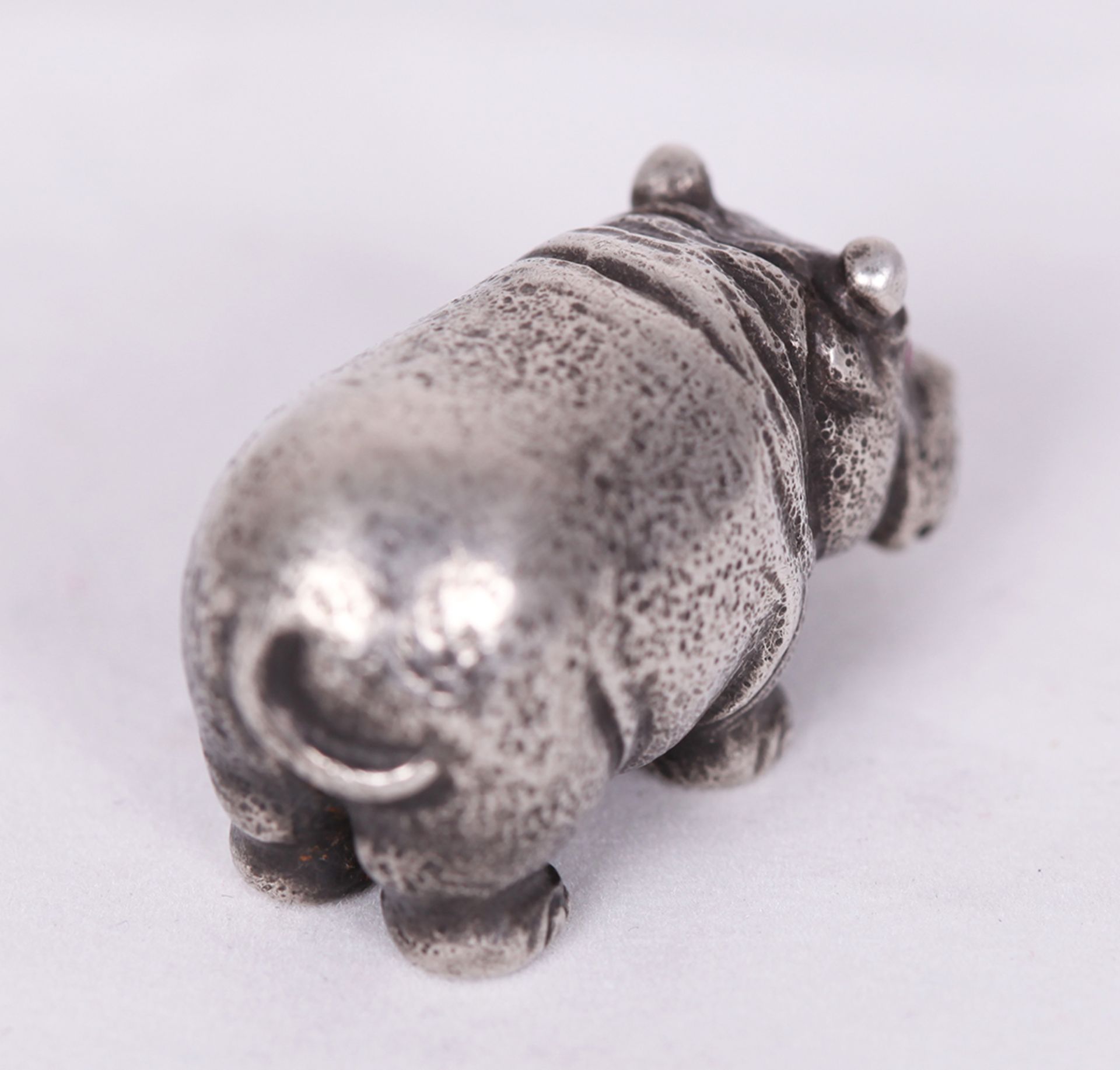 Hippopotamus. Silver. 20th century.<br>2x3,5 cm. - Bild 2 aus 4