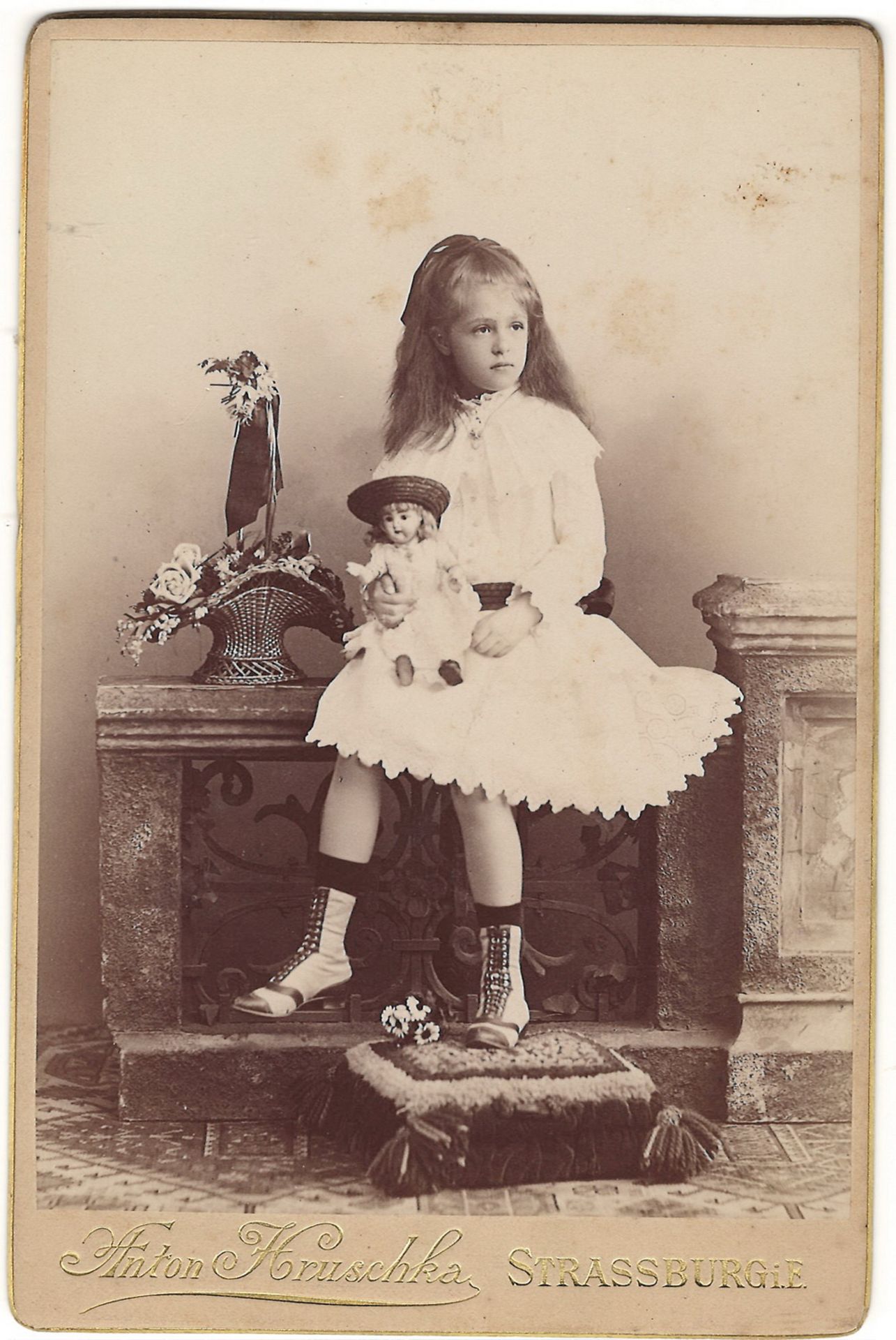 Khrushka, A. Cabinet portrait of countess's Maria Pocci daughter. Photograph. Author's print. [1890]