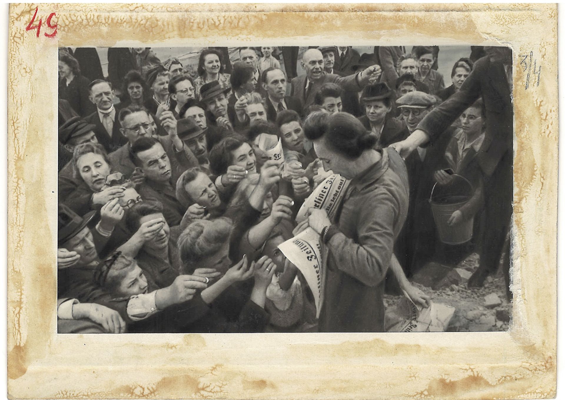 Selling of the first issue of "Berliner Zeitung" newspaper. 1945. Press photo. 10,5x15,5 cm. - Image 2 of 2