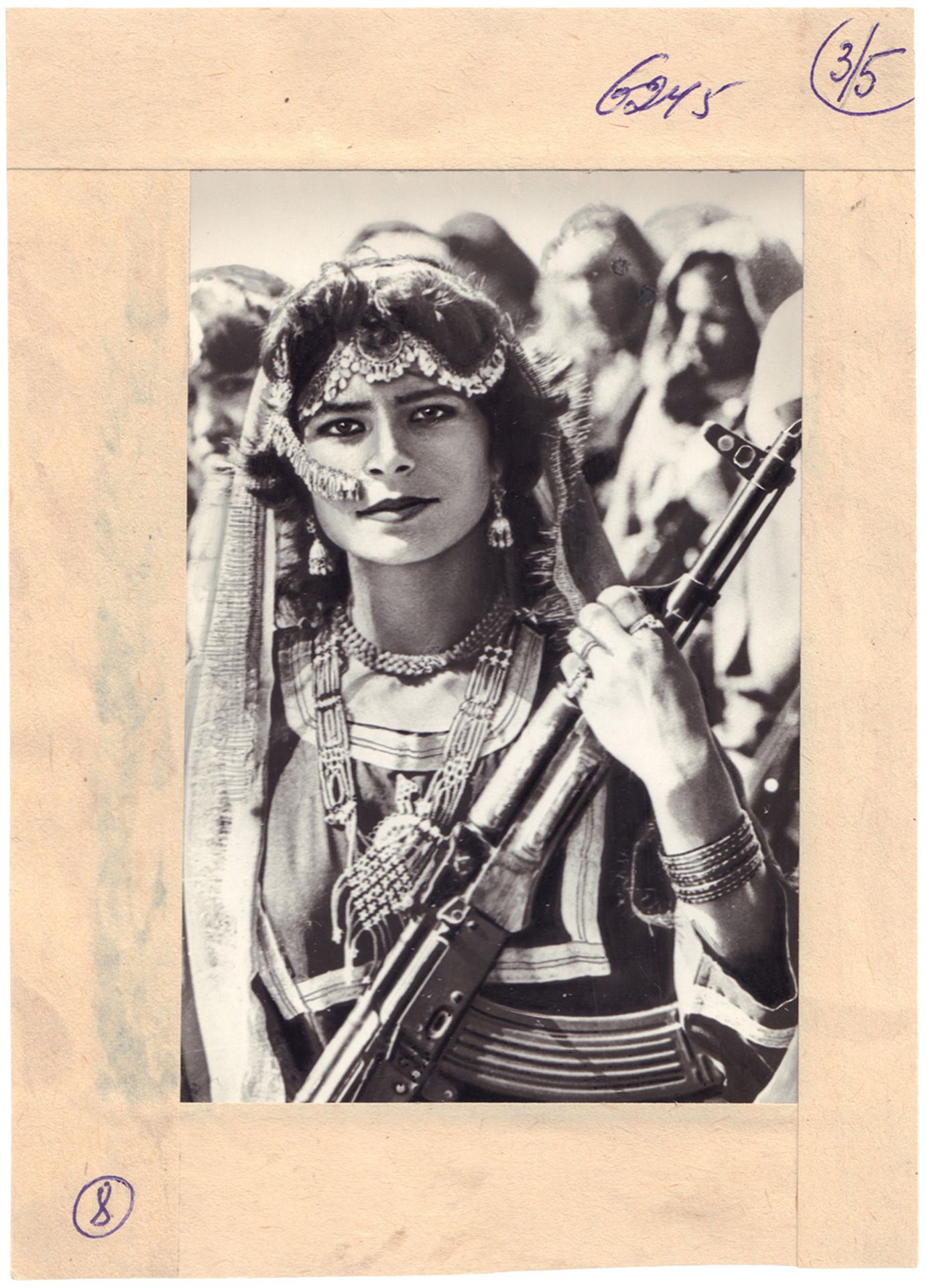 [Soviet–Afghan War]. Photograph "Woman with an assault rifle". Original print. 1986. 11,3x7,6 cm. - Bild 2 aus 2