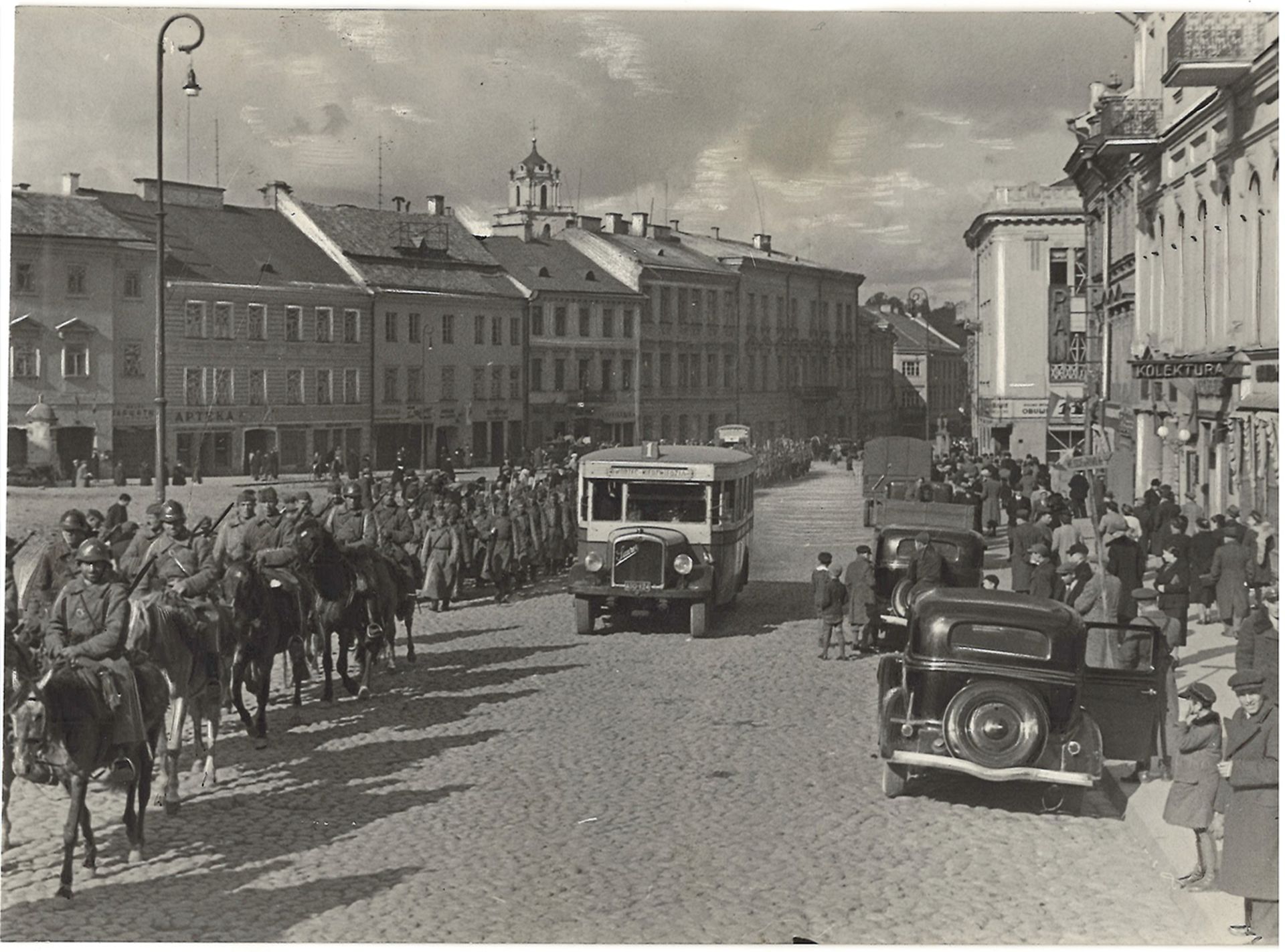 [Soviet Union]. Red Army marching in Vilnius. 1939. Press photo. 