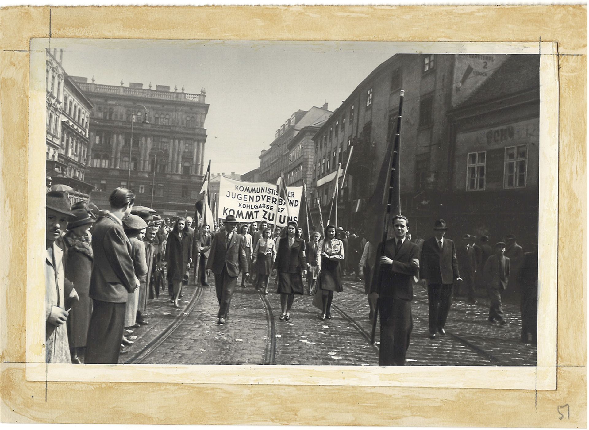 [Soviet art]. A column of young people of the Vienna's 5th district is going to mass meeting in a me - Bild 2 aus 2